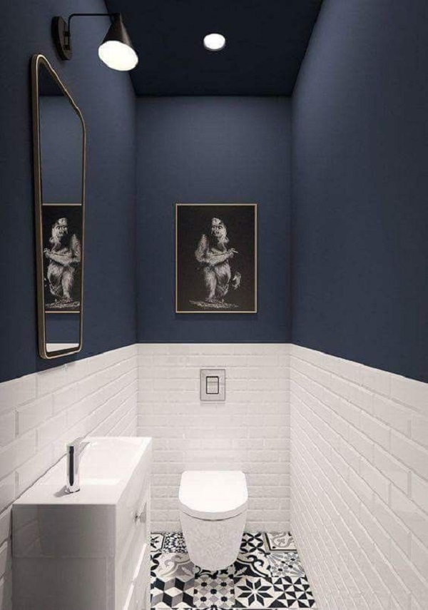 Phòng tắm sáng tạo được trang trí tranh ảnh