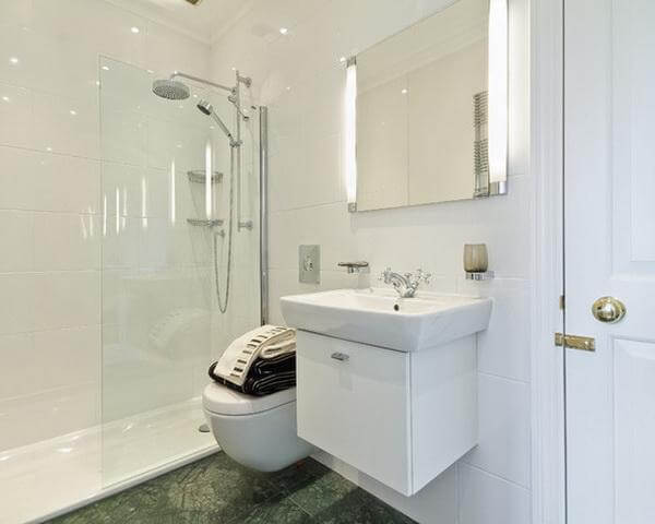 thiết kế nhà tắm 2m2 tông màu trắng chủ đạo