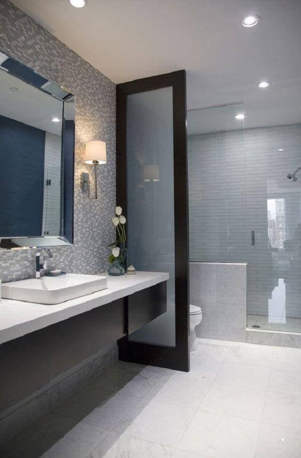 Vách ngăn giúp phân chia rõ ràng từng không gian nhưng cũng tạo hiệu ứng chiều sâu giúp căn phòng tắm như được mở rộng hơn