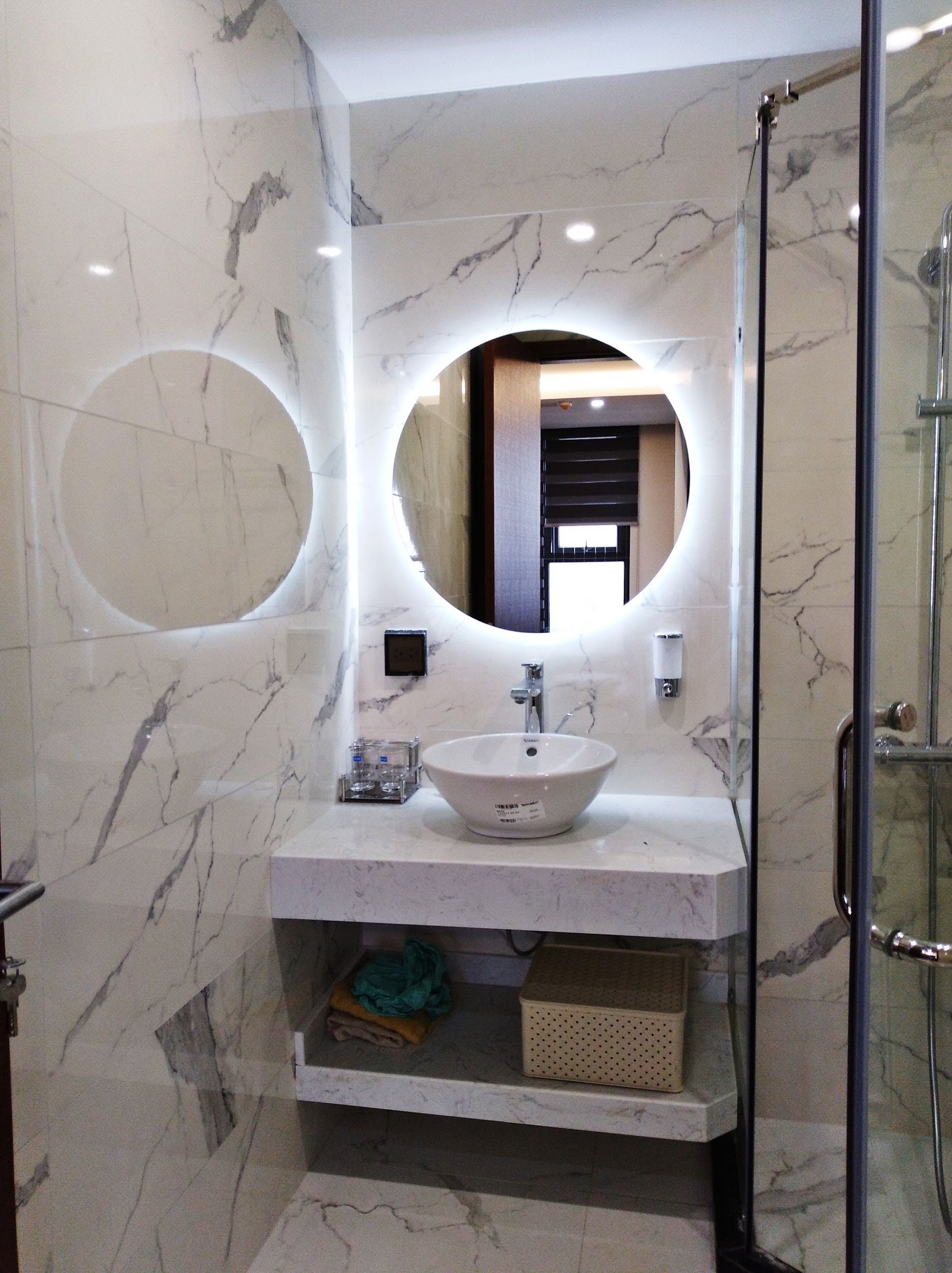 gương giúp mở rộng không gian phòng tắm nhỏ 4m2