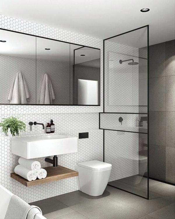 hệ thống gương và vách kính tăng chiều sâu cho phòng tắm 4m2