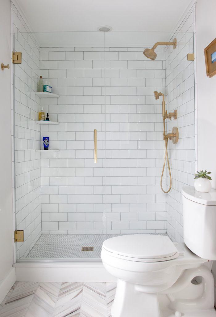 thiết kế phòng tắm 4m2 hợp lý với bồn tắm đứng và vách kính