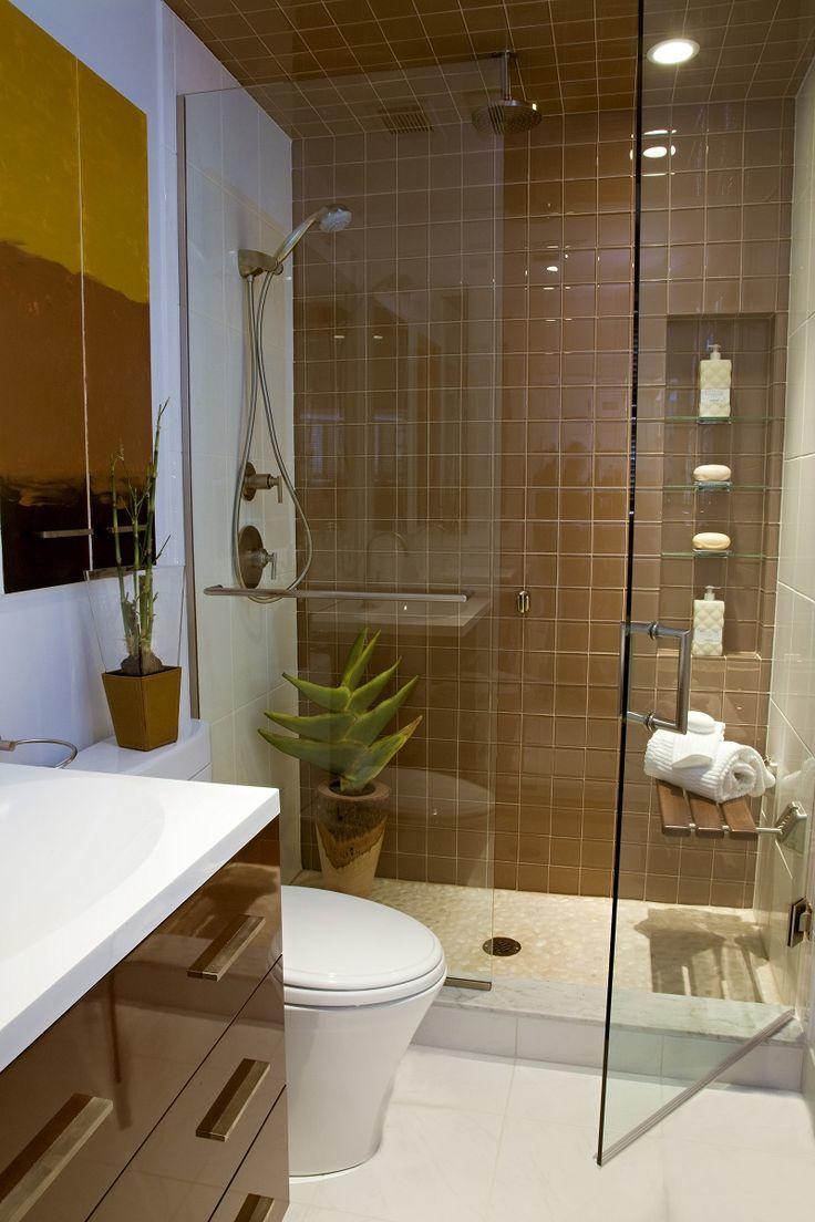 Với tông màu trắng là chủ đạo và các chi tiết sang trọng như thiết bị vệ sinh hiện đại, gương soi phản chiếu hoàn hảo, không gian tắm nhỏ bé đã trở nên rực rỡ hơn bao giờ hết.
