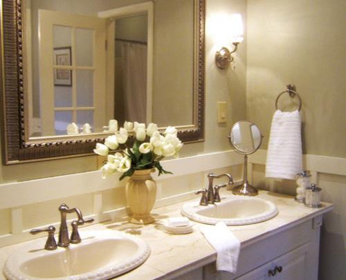 phòng tắm khách sạn dùng gương treo tường